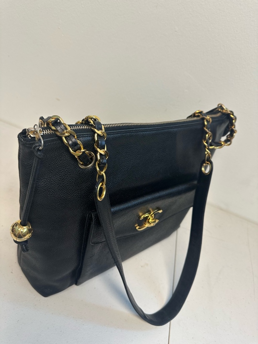 CHANEL Black Leather Shoulder Bag with Gold Hardware - Picture 3 of 17